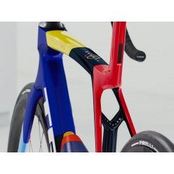 Trek MADONE SLR 9 Di2 Gen 8 - Carbon Road Bike - 2025 - Team Replica